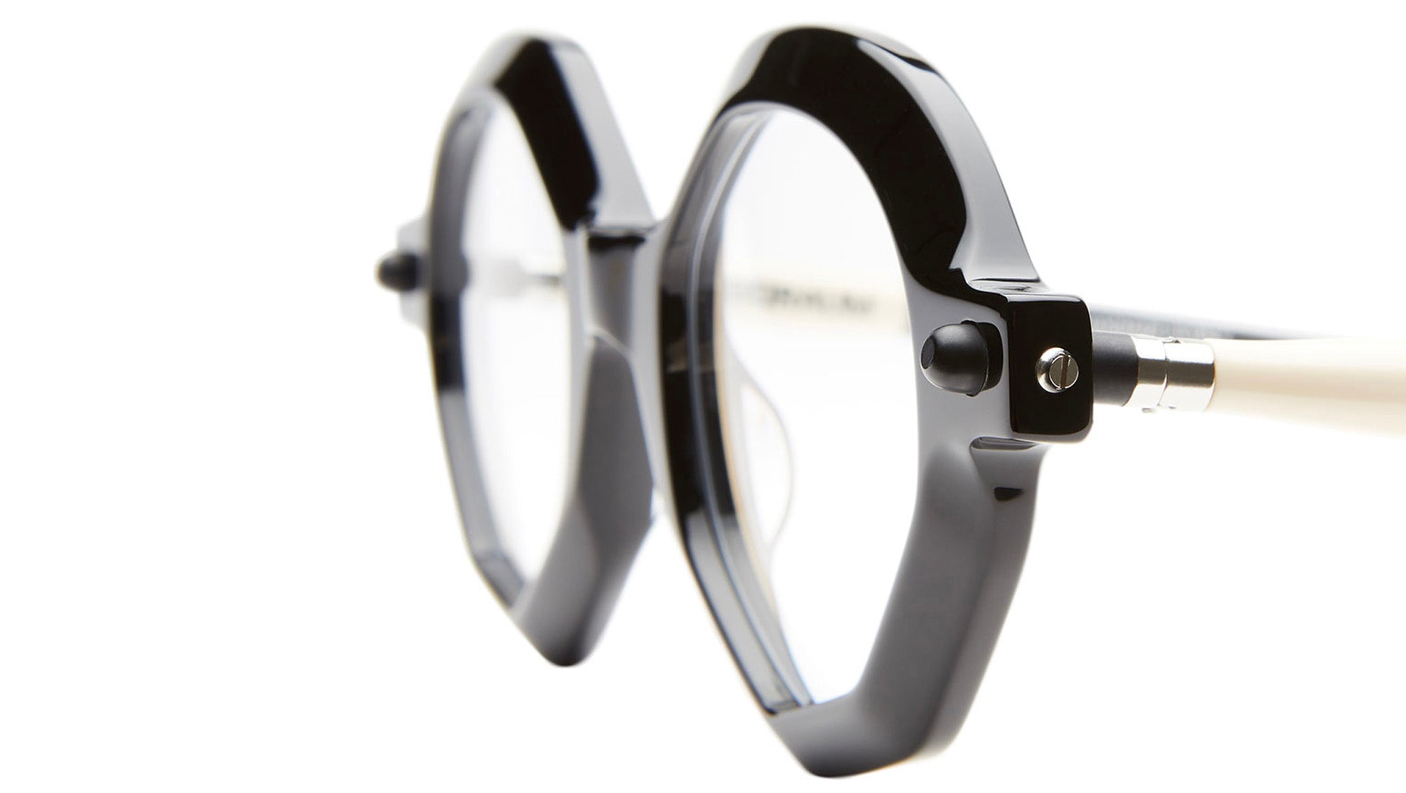 P18 BYB Ivory Black Shine